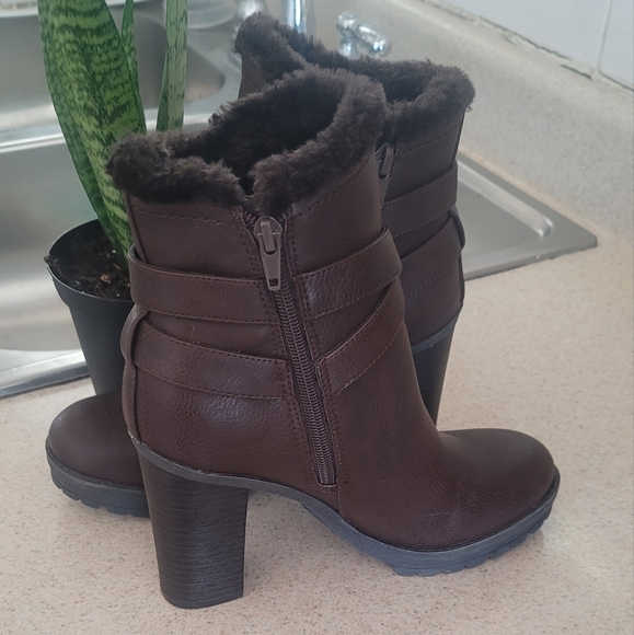 GUESS - Picture 3 of 4